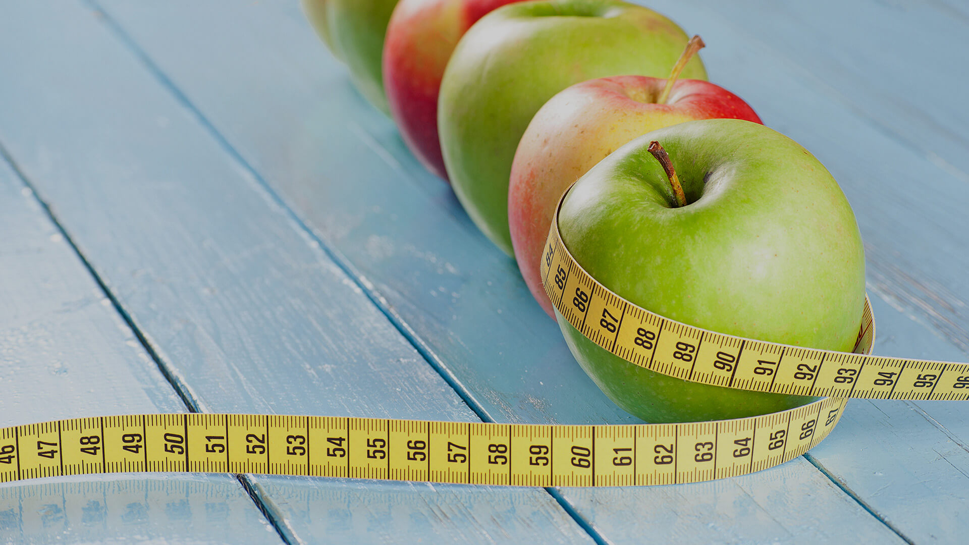 Можно есть яблоко на диете. Похудение сантиметровая лента яблоко. Разгрузочный день на яблоках. Яблоко с сантиметром. Яблоко с сантиметровой лентой.